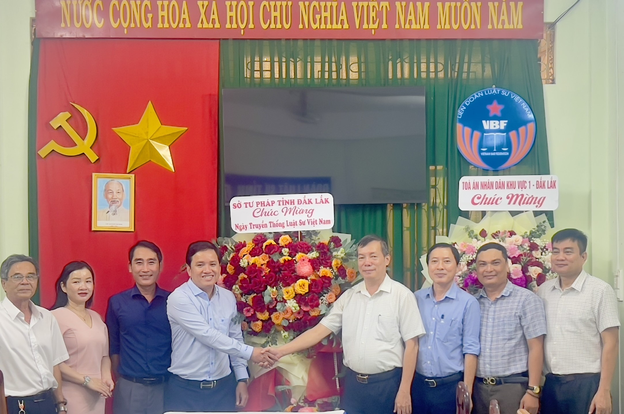 Lãnh đạo Sở Tư pháp tỉnh Đắk Lắk chúc mừng Ngày truyền thống Luật sư Việt Nam