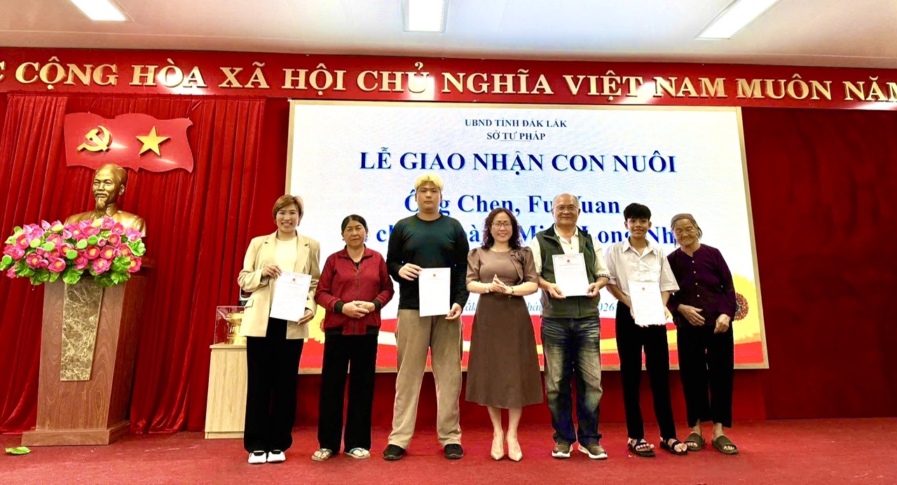 Sở Tư pháp Đắk Lắk: Trao quyết định nuôi con nuôi có yếu tố nước ngoài đối với 02 trường hợp