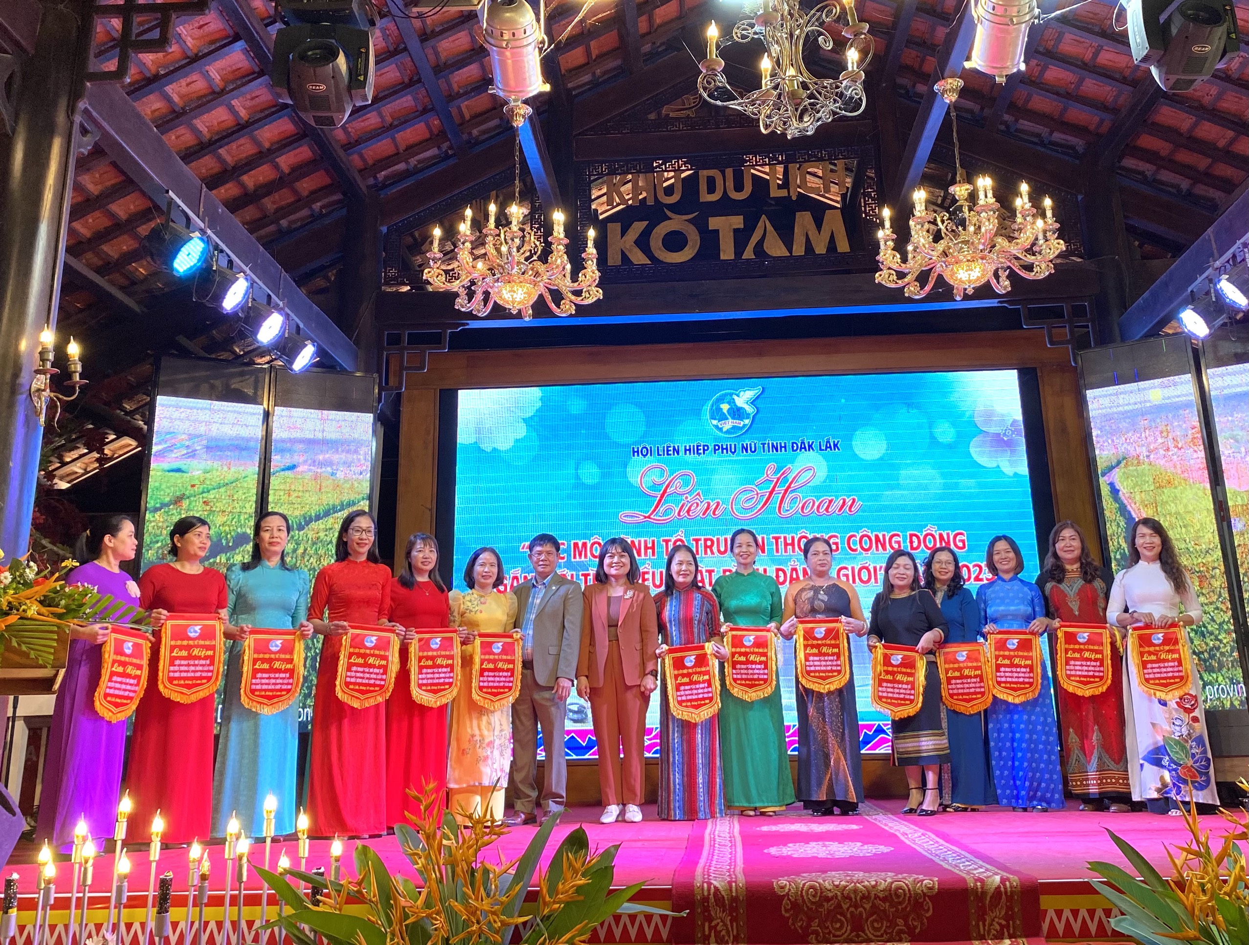 Liên hoan "Các mô hình tổ truyền thông cộng đồng gắn với tìm hiểu Luật Bình đẳng giới” năm 2023 – điểm nhấn trong triển khai thực hiện Dự án 8 của Hội Liên hiệp phụ nữ tỉnh Đắk Lắk