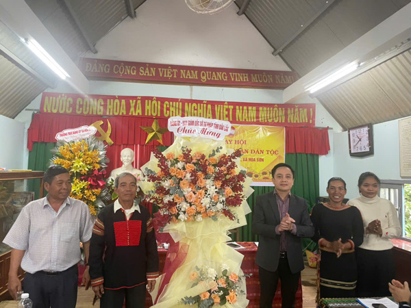 Rộn ràng Ngày hội Đại đoàn kết toàn dân tộc tại buôn kết nghĩa Plum