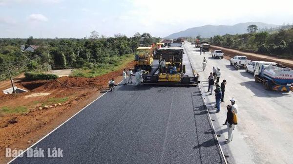 Với mục tiêu tăng trưởng kinh tế hai con số, tỉnh Đắk Lắk tập trung tháo gỡ 306 dự án tồn đọng, đẩy nhanh giải ngân vốn đầu tư công và hoàn thiện hạ tầng chiến lược