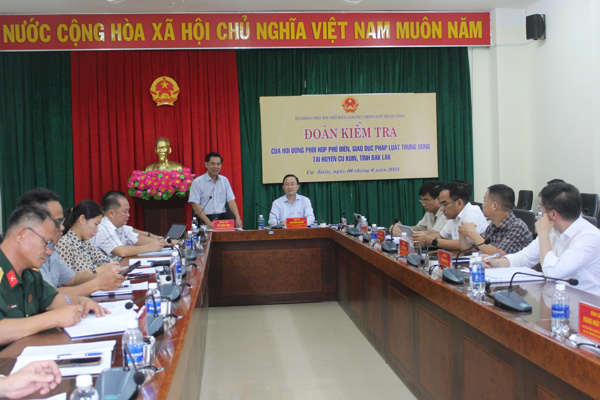 Đoàn kiểm tra Hội đồng phối hợp phổ biến, giáo dục pháp luật trung ương làm việc tại Cư Kuin