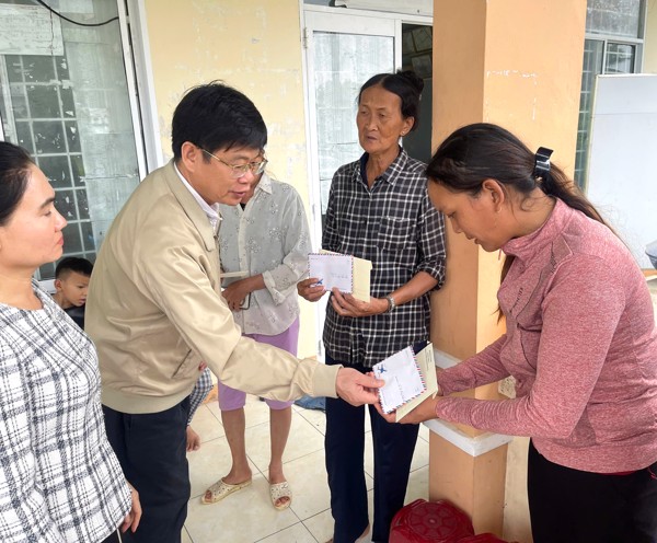 Sở Tư pháp tỉnh Đắk Lắk chung tay cùng người dân vùng lũ