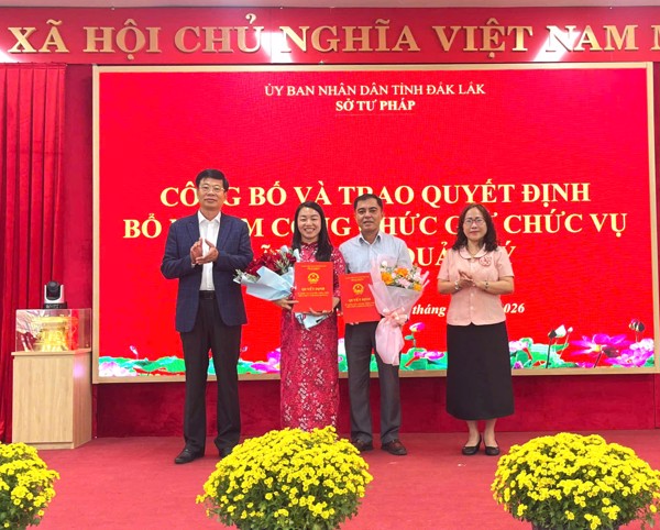 Sở Tư pháp tỉnh Đắk Lắk tổ chức công bố và trao quyết định tiếp nhận, điều động và bổ nhiệm cán bộ