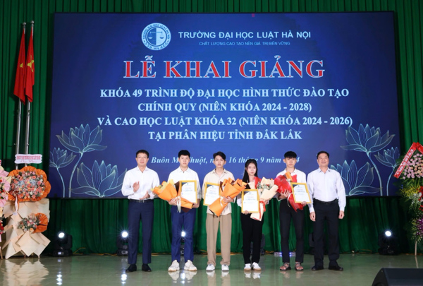 PHÂN HIỆU TRƯỜNG ĐẠI HỌC LUẬT HÀ NỘI TẠI ĐẮK LẮK  TỔ CHỨC LỄ KHAI GIẢNG KHÓA 49 TRÌNH ĐỘ ĐẠI HỌC  VÀ CAO HỌC LUẬT KHÓA 32