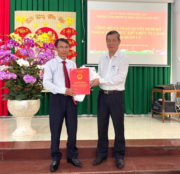 Sở Tư pháp công bố và trao Quyết định bổ nhiệm Giám đốc, Phó Giám đốc Trung tâm Dịch vụ đấu giá tài sản số 1