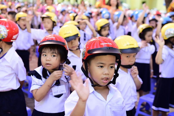 Trao tặng mũ bảo hiểm cho học sinh lớp 1: Hành trang an toàn đến trường