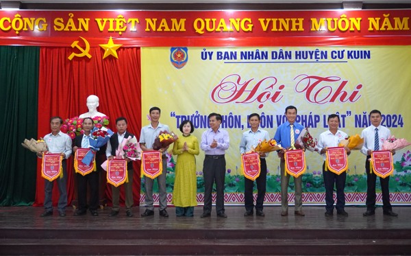 Huyện Cư Kuin phát huy vai trò của trưởng thôn, trưởng buôn trong tuyên truyền, phổ biến pháp luật thông qua Hội thi “Trưởng thôn,  trưởng buôn với kiến thức pháp luật năm 2024”