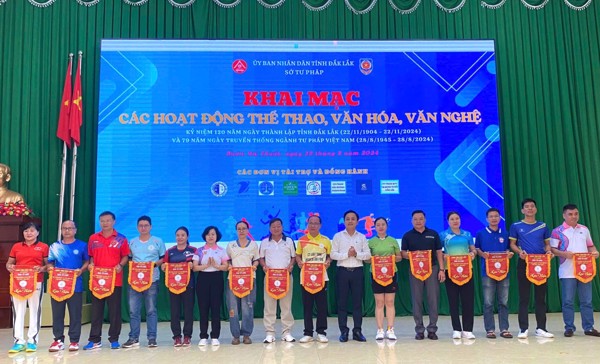 Công chức, viên chức, người lao động ngành Tư pháp Đắk Lắk sôi nổi  tham gia các hoạt động thể thao, văn hóa, văn nghệ chào mừng Kỷ niệm 120 năm Ngày thành lập tỉnh Đắk Lắk (22/11/1904 - 22/11/2024)