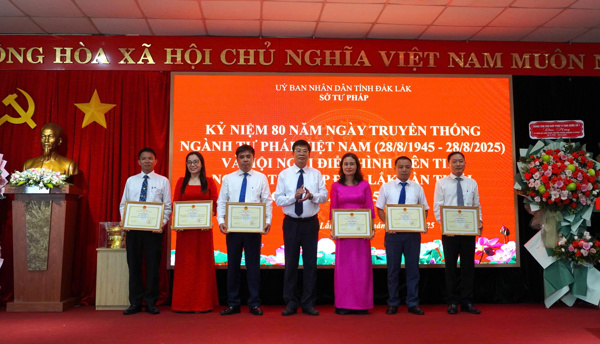 Nhiều hoạt động ý nghĩa kỷ niệm 80 năm Ngày truyền thống ngành Tư pháp - tỉnh Đắk Lắk  - Khẳng định truyền thống, phát huy tinh thần đoàn kết, đổi mới (28/8/1945 – 28/8/2025)