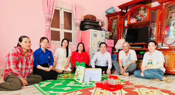 Sở Tư pháp tỉnh Đắk Lắk thăm, tặng quà các gia đình chính sách nhân kỷ niệm Ngày Thương binh - Liệt sĩ 27/7