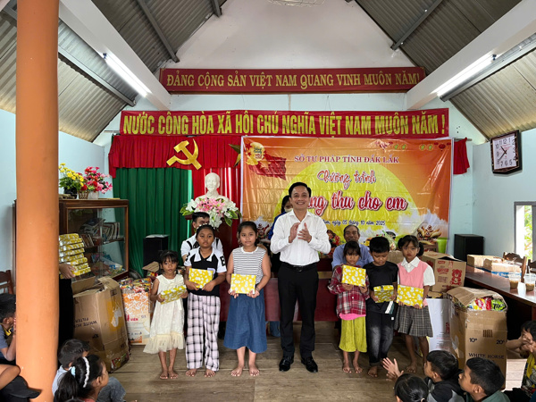 Sở Tư pháp mang Trung thu ấm áp đến với trẻ em buôn Plum