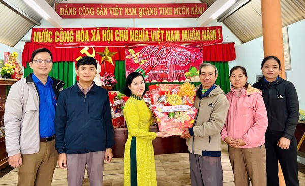 Sở Tư pháp tổ chức thăm hỏi, chúc Tết Nguyên đán Ất Tỵ 2025  tại buôn kết nghĩa Plum, xã Ea Trul, huyện Krông Bông