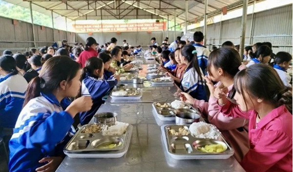 Nghị định mới hỗ trợ bữa ăn trưa cho học sinh vùng biên giới