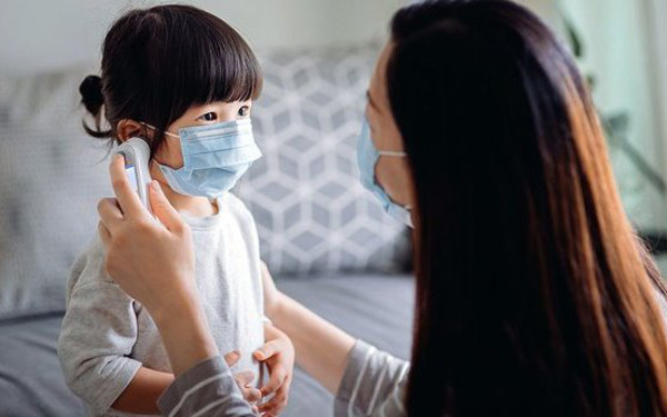 Hướng dẫn theo dõi sức khỏe trẻ dưới 5 tuổi mắc COVID-19 tại nhà