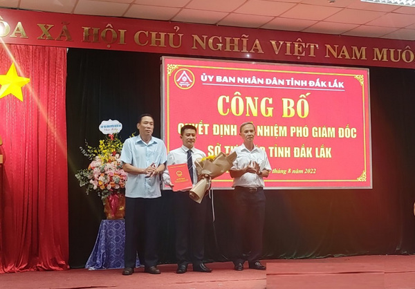 Công bố và trao quyết định bổ nhiệm chức vụ Phó Giám đốc Sở Tư pháp tỉnh Đắk Lắk