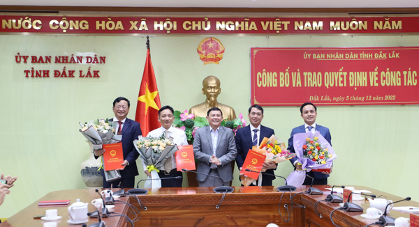 Công bố và trao các quyết định về công tác cán bộ 