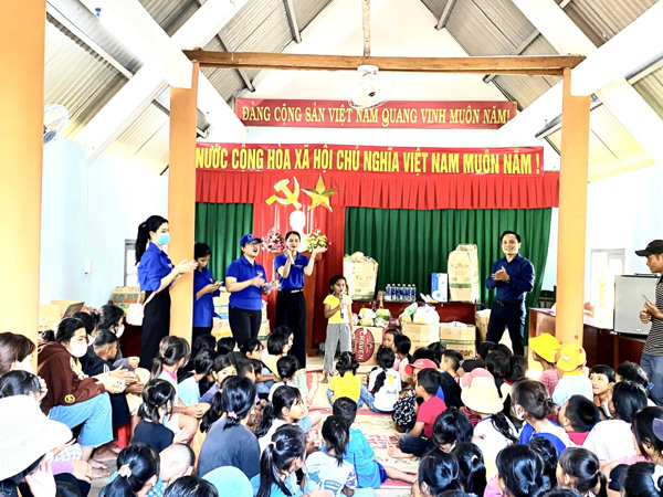 Sở Tư pháp tổ chức chương trình “Vui Tết thiếu nhi 01/6” tại buôn kết nghĩa Plum, xã Ea Trul, huyện Krông Bông