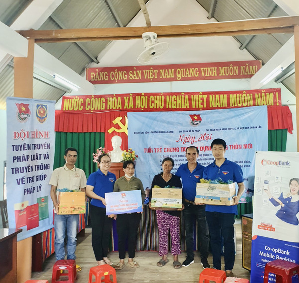 Chi đoàn Sở Tư pháp tổ chức các hoạt động chung tay xây dựng nông thôn mới tại buôn Plum, xã Ea Trul, huyện Krông Bông