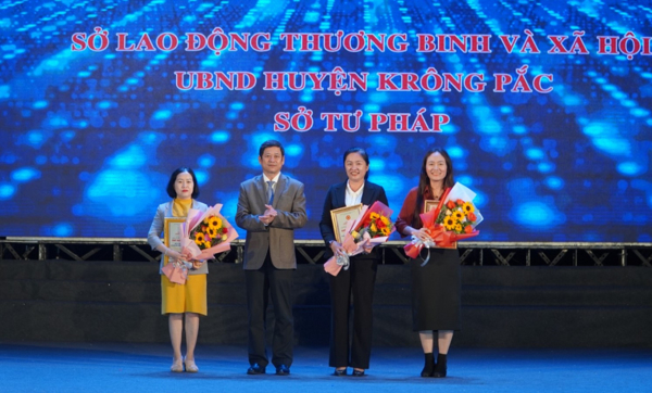 Trao giải cuộc thi trực tuyến tìm hiểu cải cách hành chính