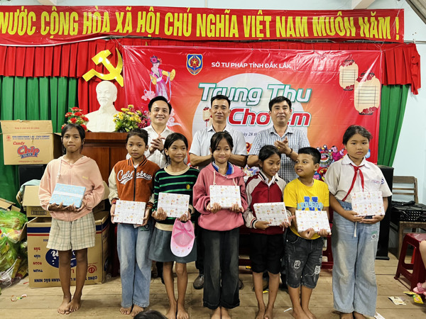 Sở Tư pháp tổ chức chương trình “Trung thu cho em”  tại buôn kết nghĩa Plum, xã Ea Trul, huyện Krông Bông