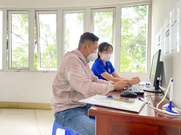 Đoàn viên, thanh niên Chi đoàn Sở Tư pháp tình nguyện  hỗ trợ người dân thực hiện dịch vụ công trực tuyến