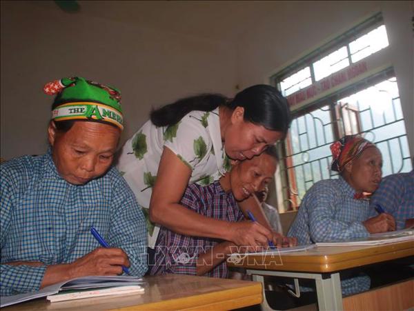 Chính sách hỗ trợ người dân  trong vùng đồng bào dân tộc thiểu số tham gia học xoá mù chữ 