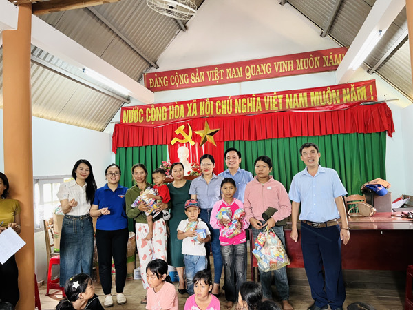 Sở Tư pháp tổ chức Ngày Quốc tế thiếu nhi 01/6 tại buôn kết nghĩa Plum, xã Ea Trul, huyện Krông Bông
