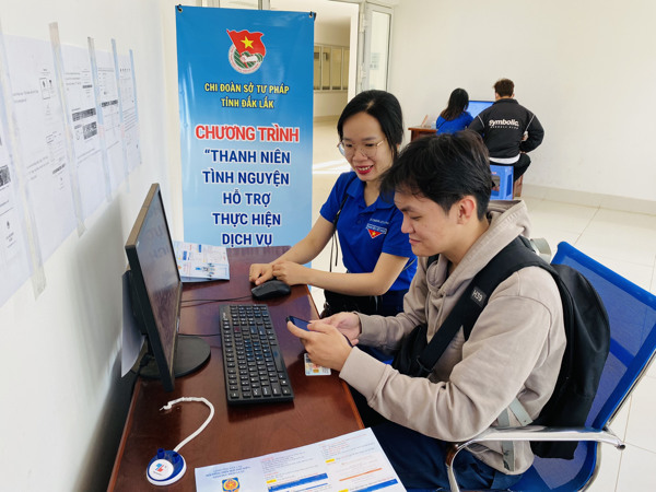 Đoàn viên, thanh niên Chi đoàn Sở Tư pháp tình nguyện hỗ trợ người dân thực hiện dịch vụ công trực tuyến