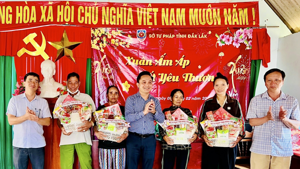 Sở Tư pháp tổ chức chương trình “Xuân ấm áp - Tết yêu thương” năm 2024 tại buôn kết nghĩa Plum, xã Ea Trul, huyện Krông Bông