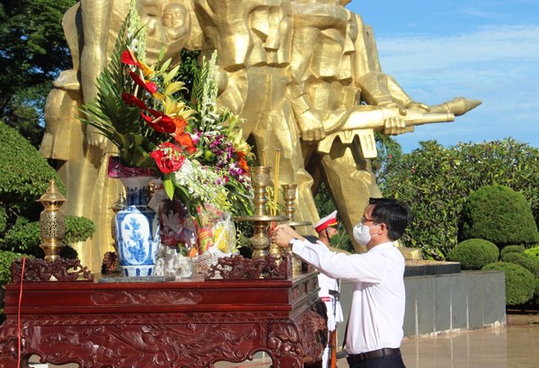Lễ viếng Nghĩa trang Liệt sỹ tỉnh nhân kỷ niệm 74 năm Ngày Thương binh - Liệt sỹ 