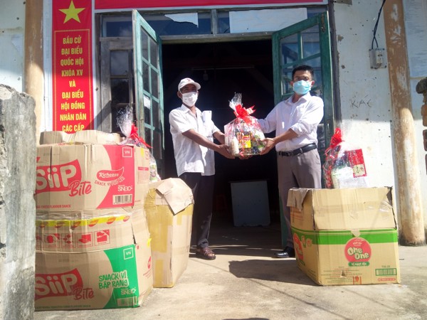 Sở Tư pháp thăm, tặng quà cho các cháu thiếu nhi tại đơn vị kết nghĩa nhân dịp Tết Trung thu