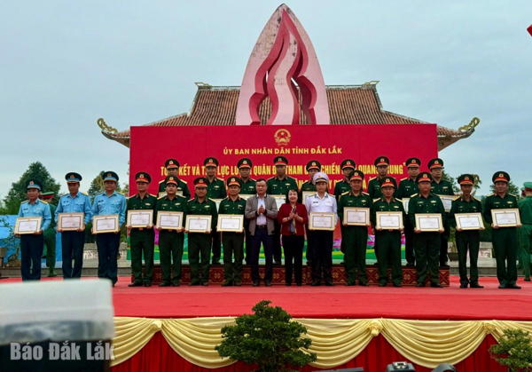 Tỉnh Đắk Lắk tiễn lực lượng quân đội hoàn thành nhiệm vụ giúp nhân dân trong Chiến dịch Quang Trung