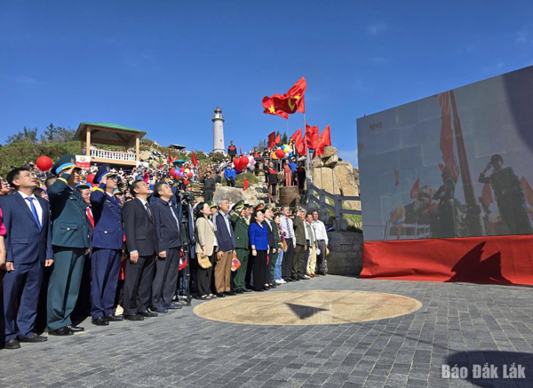 Đắk Lắk tổ chức Lễ chào cờ đầu năm mới và đón những vị khách du lịch đầu tiên năm 2026
