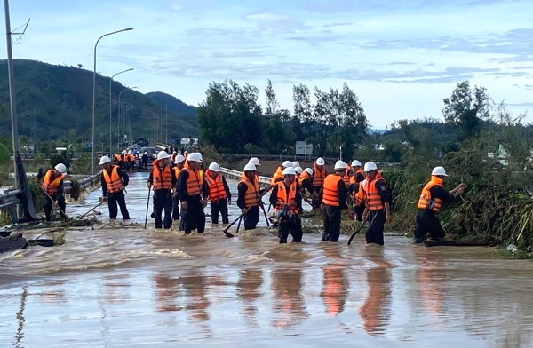 Tập trung triển khai các giải pháp khắc phục thiệt hại sau bão số 13
