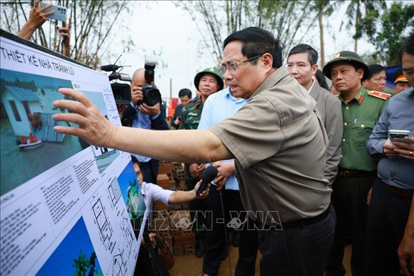 Thủ tướng phát động “Chiến dịch Quang Trung” thần tốc tái thiết nhà ở cho người dân vùng lũ miền Trung