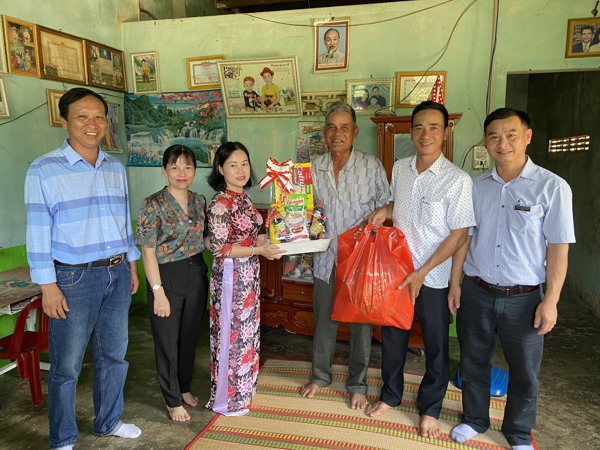 Sở Tư pháp viếng Nghĩa trang Liệt sỹ tỉnh và thăm hỏi các gia đình chính sách tại buôn kết nghĩa Plum nhân kỷ niệm 75 năm Ngày Thương binh Liệt sỹ