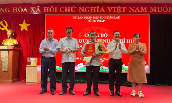 Công bố và trao Quyết định nghỉ hưu  của Giám đốc Sở Tư pháp tỉnh Đắk Lắk