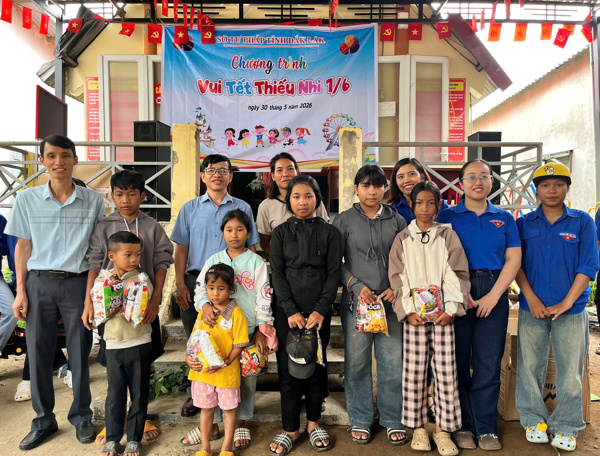 Sở Tư pháp tổ chức chương trình “Vui Tết thiếu nhi 1/6”  tại buôn kết nghĩa Plum, xã Hòa Sơn, tỉnh Đắk Lắk