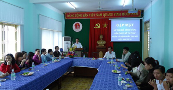 Sở Tư pháp tổ chức gặp mặt nữ cán bộ, công chức, viên chức nhân kỷ niệm ngày Phụ nữ Việt Nam (20/10/1930 - 20/10/2011)