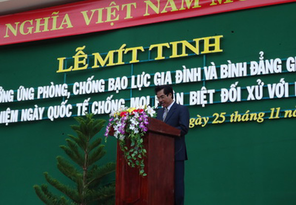 UBND tỉnh ban hành Kế hoạch phòng, chống bạo lực gia đình đến năm 2015 và tổ chức Lễ Mít tinh hưởng ứng phòng, chống bạo lực gia đình và bình đẳng giới nhân kỷ niệm Ngày Quốc tế chống mọi phân biệt đối xử với phụ nữ (25/11)