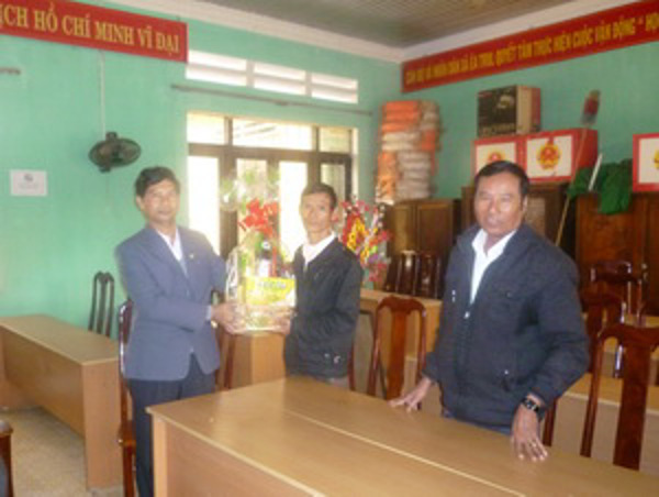 Sở Tư pháp thăm và tặng quà buôn kết nghĩa