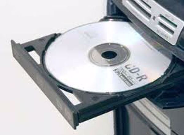 Sở Tư pháp cấp phát đĩa CD- Room Hệ thống hóa văn bản QPPL của HĐND, UBND tỉnh.
