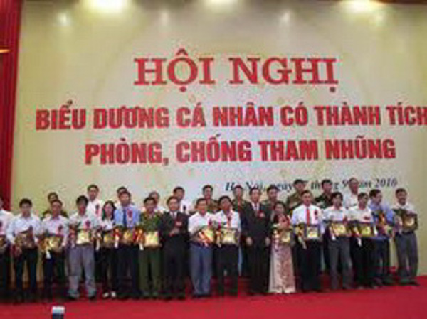 Tiêu chuẩn khen thưởng cá nhân có thành tích xuất sắc trong tố cáo, phát hiện tham nhũng.