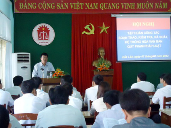 Tập huấn nghiệp vụ công tác văn bản quy phạm pháp luật cho đội ngũ cán bộ, công chức cấp huyện