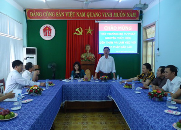 Thứ trưởng Bộ Tư pháp dự Lễ tổng kết và trao bằng tốt nghiệp cho sinh viên khóa I, trường Trung cấp Luật Buôn Ma Thuột; thăm và làm việc tại Sở Tư pháp tỉnh Đắk Lắk