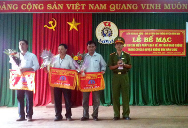  Huyện Krông Búk tổ chức Hội thi Tìm hiểu pháp luật về trật tự an toàn giao thông năm 2012