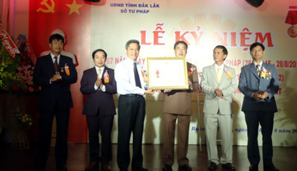 Sở Tư pháp Đắk Lắk tổ chức Lễ kỷ niệm 67 năm ngày truyền thống ngành Tư pháp, 30 năm thành lập Sở Tư pháp và đón nhận Huân chương Lao động hạng Nhất