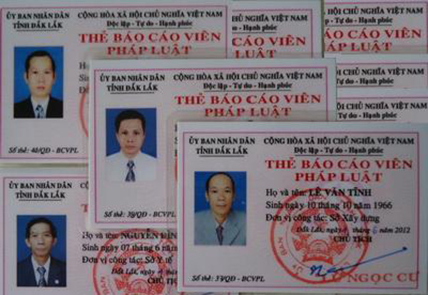Chủ tịch UBND tỉnh ban hành Quyết định công nhận bổ sung, cho thôi làm Báo cáo viên pháp luật ở tỉnh