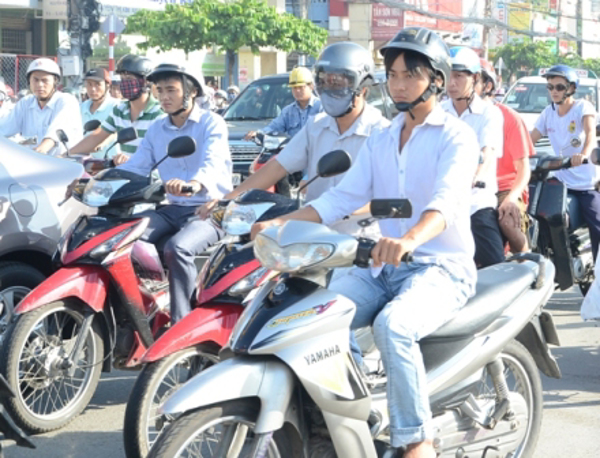 Thực hiện công tác thu phí sử dụng đường bộ trên đầu phương tiện đối với xe mô tô trên địa bàn tỉnh